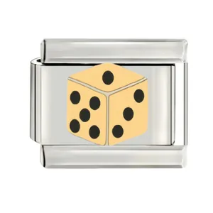 Gros plan d'un module de bracelet italien en acier titane avec motif de dé doré brillant