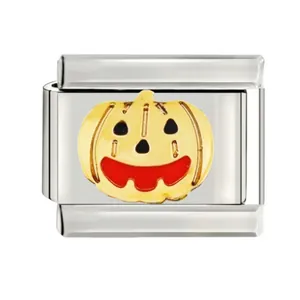 Vue détaillée d'une breloque citrouille d'Halloween dorée pour bracelet italien.