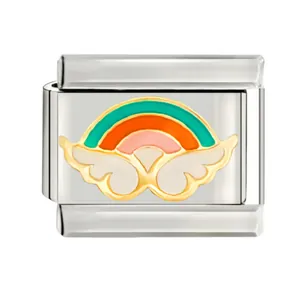 Détail exquis du charm arc-en-ciel et ailes en émail pour bracelet italien modulaire.