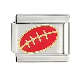 Vue détaillée du charme en émail ballon de rugby rouge pour bracelet italien DIY