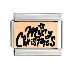 Détail d'un charm italien avec motif Merry Christmas en émail noir et pêche.