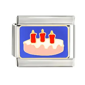 Vue détaillée du charm à lien italien avec un gâteau d'anniversaire en émail coloré