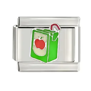 Vue détaillée d'un charm de brique de jus de pomme pour bracelets modulaires italiens.