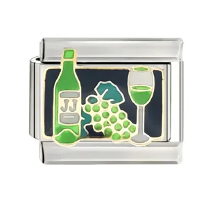 Vue détaillée d'un motif en émail de vin et de raisins sur un maillon de charme italien
