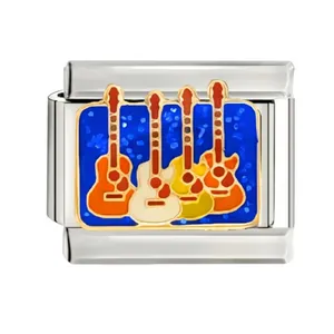 Détail macro du maillon de guitare acoustique pour bracelet modulaire italien en acier inox