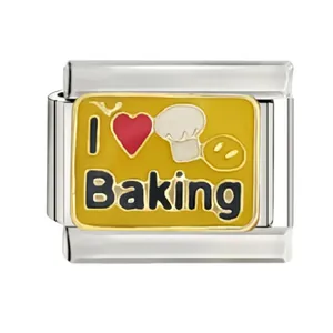 Vue macro d'une breloque italienne en acier inoxydable avec motif émail I heart Baking