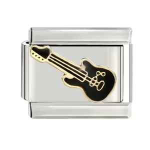 Vue macro d'un maillon de charme italien en acier avec un design de guitare noir et or