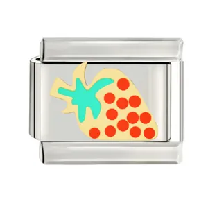 Détail d'un charm fraise en acier titane plaqué or pour bracelets modulaires italiens