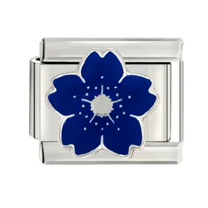 Vue détaillée d'une fleur de cerisier en émail bleu sur un charm modulaire italien en acier argenté