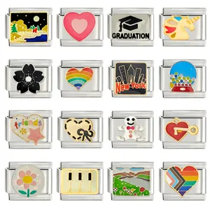 Vue en grille de divers charms italiens modulaires pour bracelets en acier inoxydable