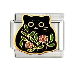 Détail du module de breloque italienne avec chat noir en émail et petites fleurs roses