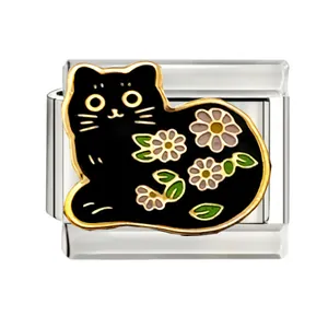 Vue détaillée d'un charm italien en forme de chat noir avec motifs floraux en émail doré