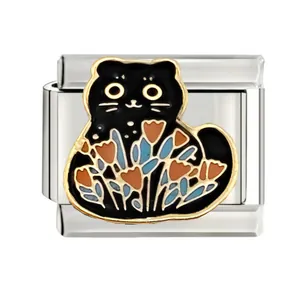 Gros plan d'un charm italien chat noir avec motif floral pour bracelet modulaire