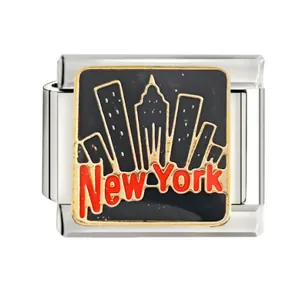 Gros plan d'un charm italien en acier inoxydable avec le motif de la skyline de New York