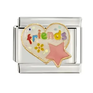 Détail d'un maillon de bracelet italien en acier avec cœur friends et étoile rose