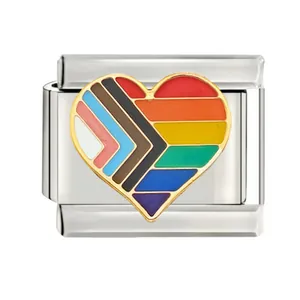 Vue macro d'un charm italien en forme de cœur avec le drapeau de la Progress Pride en acier