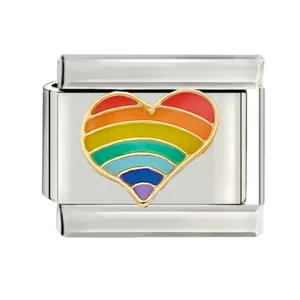 Détail d'un charm italien avec un cœur arc-en-ciel sur une base en acier inoxydable.