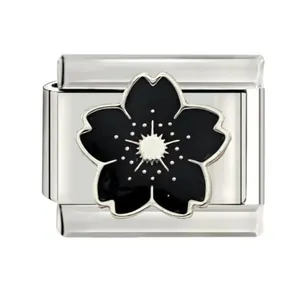 Vue détaillée d'un charm modulaire italien à fleur de cerisier noire et argent poli