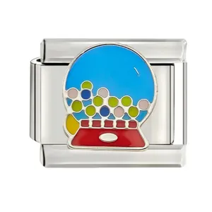 Détail d'un maillon de bracelet italien avec un motif émaillé de distributeur de bonbons.