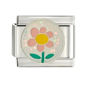 Vue détaillée d'un maillon de charm italien argenté avec un motif de fleur rose