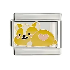 Gros plan sur un maillon de bracelet italien en acier avec un adorable chien Corgi.
