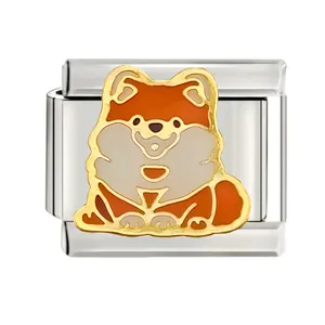 Vue détaillée d'un module de bracelet italien avec un joli motif de chien en émail orange.