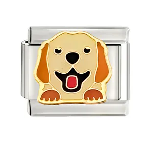 Détail d'un charm chien golden retriever en émail pour bracelets italiens.