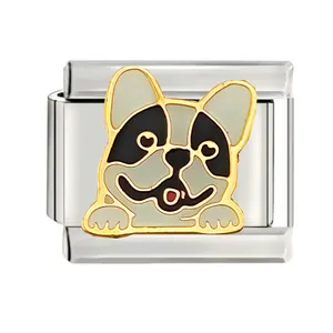Détail d'un maillon de bracelet italien en émail avec bouledogue français en acier.