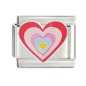 Détail d'un charm cœur en émail multicouche pour un bracelet modulaire style italien.