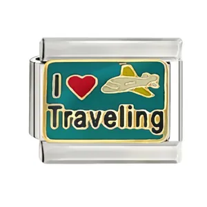 Vue rapprochée d'un maillon de bracelet italien avec design 'I Love Traveling'