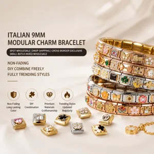 Vista dettagliata di bracciali modulari italiani in acciaio inox con ciondoli dorati