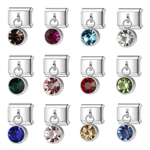 Dettaglio di dodici ciondoli in cristallo colorato per bracciali modulari italiani