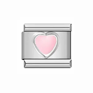 Dettaglio di una maglia per bracciale italiano in acciaio con cuore rosa smaltato.