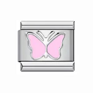 Dettaglio macro di maglia charm italiana in acciaio con farfalla rosa smaltata