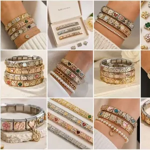 Vista dettagliata di bracciali modulari italiani in acciaio inossidabile oro e argento