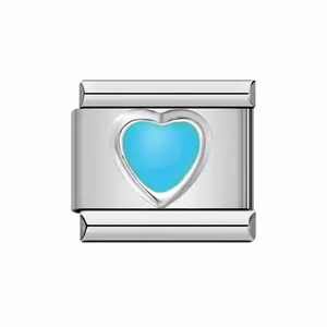 Vista ravvicinata di un charm a forma di cuore azzurro su modulo italiano in acciaio