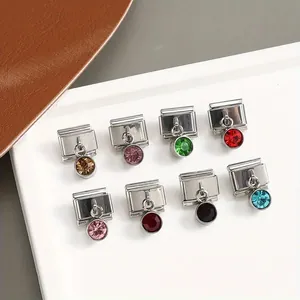 Dettaglio di ciondoli in cristallo colorato per bracciali modulari italiani