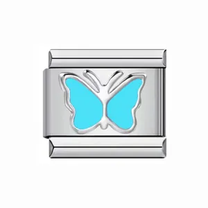 Dettaglio di un charm modulare italiano in acciaio inossidabile con farfalla blu