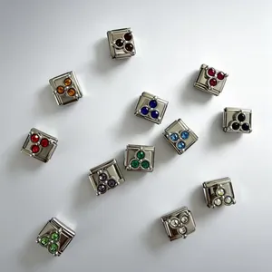 Vue détaillée de breloques modulaires italiennes en acier inoxydable avec zircons colorés