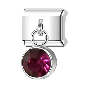 Primo piano di una maglia per bracciale italiano con pendente tondo in gemma viola brillante.