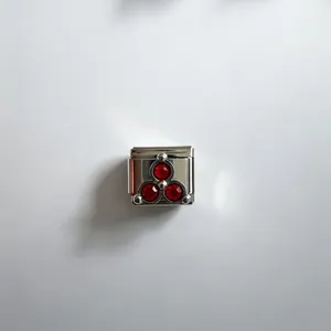 Vue rapprochée d'un maillon de bracelet modulaire italien en acier et zircon rouge