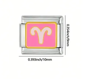 Vue détaillée du charm italien Bélier rose avec des dimensions de 9 mm par 10 mm