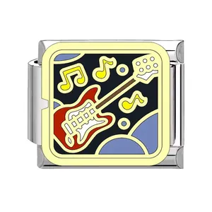 Detailansicht eines italienischen Charm-Glieds mit buntem Gitarren- und Notendesign