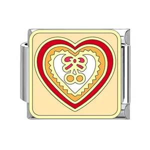 Primer plano de un eslabón de pulsera modular italiana con diseño de corazón y lazo esmaltado