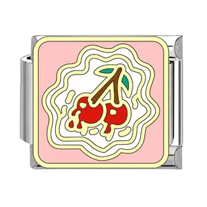 Vista detallada del charm de cereza de esmalte rosa para pulsera modular italiana