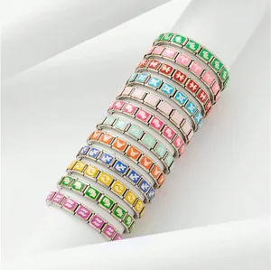 Détail de bracelets modulables italiens colorés ornés de divers signes du zodiaque