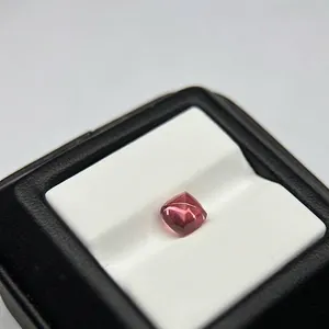 Piedra preciosa rosa de laboratorio corte sugarloaf en estuche negro de joyería lujo
