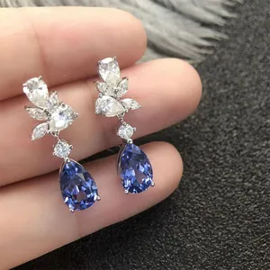 Eleganti orecchini a goccia in argento con pietre preziose blu coltivate a forma di pera