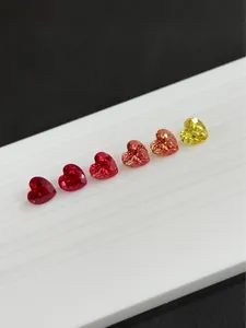 Colección de piedras preciosas de laboratorio en forma de corazón con degradado de color