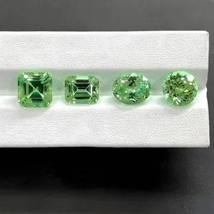Zaffiri sintetici verde menta in tagli rotondo, ovale, smeraldo e quadrato brillante